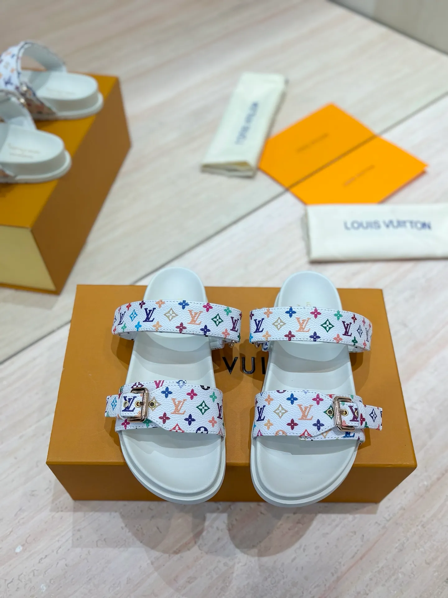 👟👟Ex-factory price 400👟👟 LV 2025 spring and summer new products 🥰 Popular LV donkey brand counters Embossed logo embossed sandals This Pool Pillow Comfort flat sandals are made of technical fabrics and use high-frequency embossing technology to reinterpret the Monogram pattern. Soft padded upper with adjustable Velcro, comfortable and tough insole adds harmonious colors 👍New hard goods, purchasing agent level! Full of high-end feel! A popular model among bloggers at home and abroad, it’s retro and fashionable and looks amazing on your feet! The official website's main recommendation 👍👍 ✅ Upper: waterproof special original fabric ✅ Inner lining: imported mixed sheepskin ✅ Outsole: original molded foam outsole ✅ Number of sizes: women's size 35-45 (women's size 41 men's 38.45, custom-made, non-refundable) ✅ Packaging: full set of drawer boxes ​